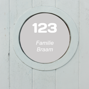 Raamfolie rond met huisnummer en namen Raamfolie rond met huisnummer en namen