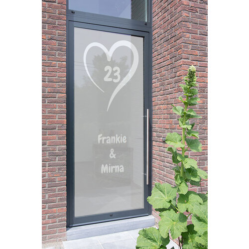 Raamfolie voordeur met huisnummer en namen Raamfolie voordeur met huisnummer en namen