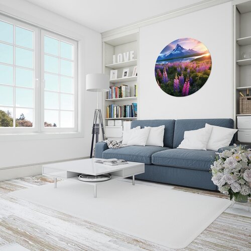 Muurcirkel Paarse bloem met uitzicht op bergen Muurcirkel Paarse bloem met uitzicht op bergen