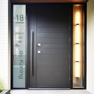 Raamfolie met kader huisnummer familienaam en namen Raamfolie met kader huisnummer familienaam en namen