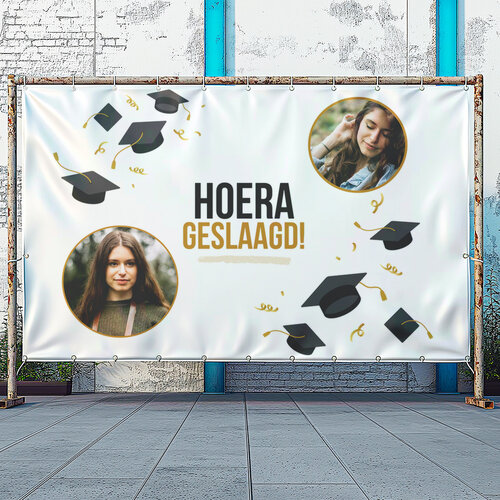 Hoera geslaagd aanpasbaar met twee foto's voor een persoonlijkere look spandoek Hoera geslaagd aanpasbaar met twee foto's voor een persoonlijkere look spandoek