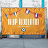 Feestelijke Hup Holland spandoek in de oranjestijl met vlaggen