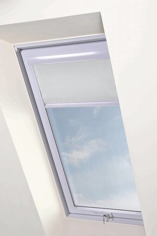 Intura Multistop rolgordijn wit aluminium frame voor kunststof dakramen Intura Multistop rolgordijn wit aluminium frame voor kunststof dakramen