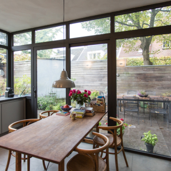 Slank zwart aluminium kozijn in een moderne woning