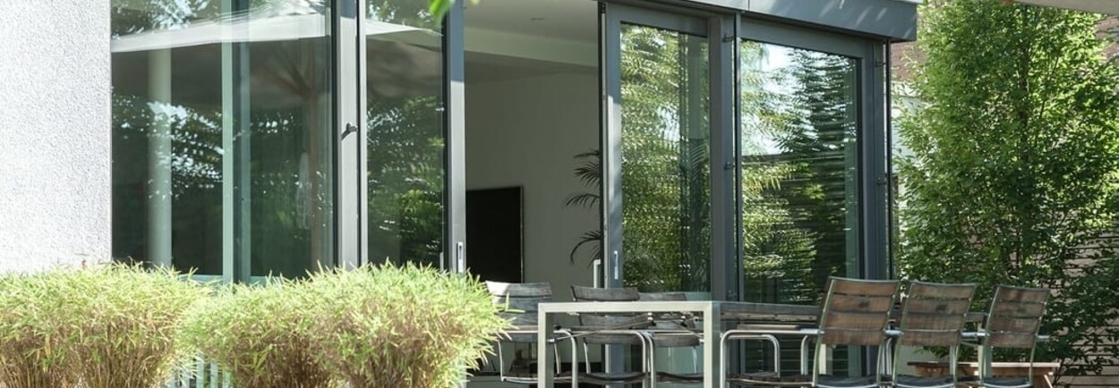 Een kunststof of aluminium schuifpui van Intura