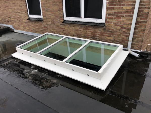 Intura Vlakke lichtstraat aluminium - 4 gelijke glasvlakken Intura Vlakke lichtstraat aluminium - 4 gelijke glasvlakken