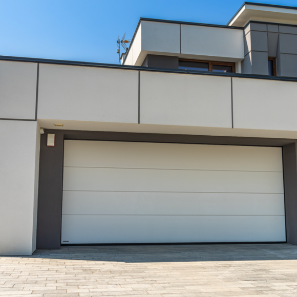 Witte residentiële sectionaaldeur in een moderne woning