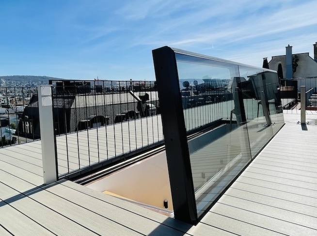 Grote elektrische daktoetreding volledig geopend op een stedelijk dakterras