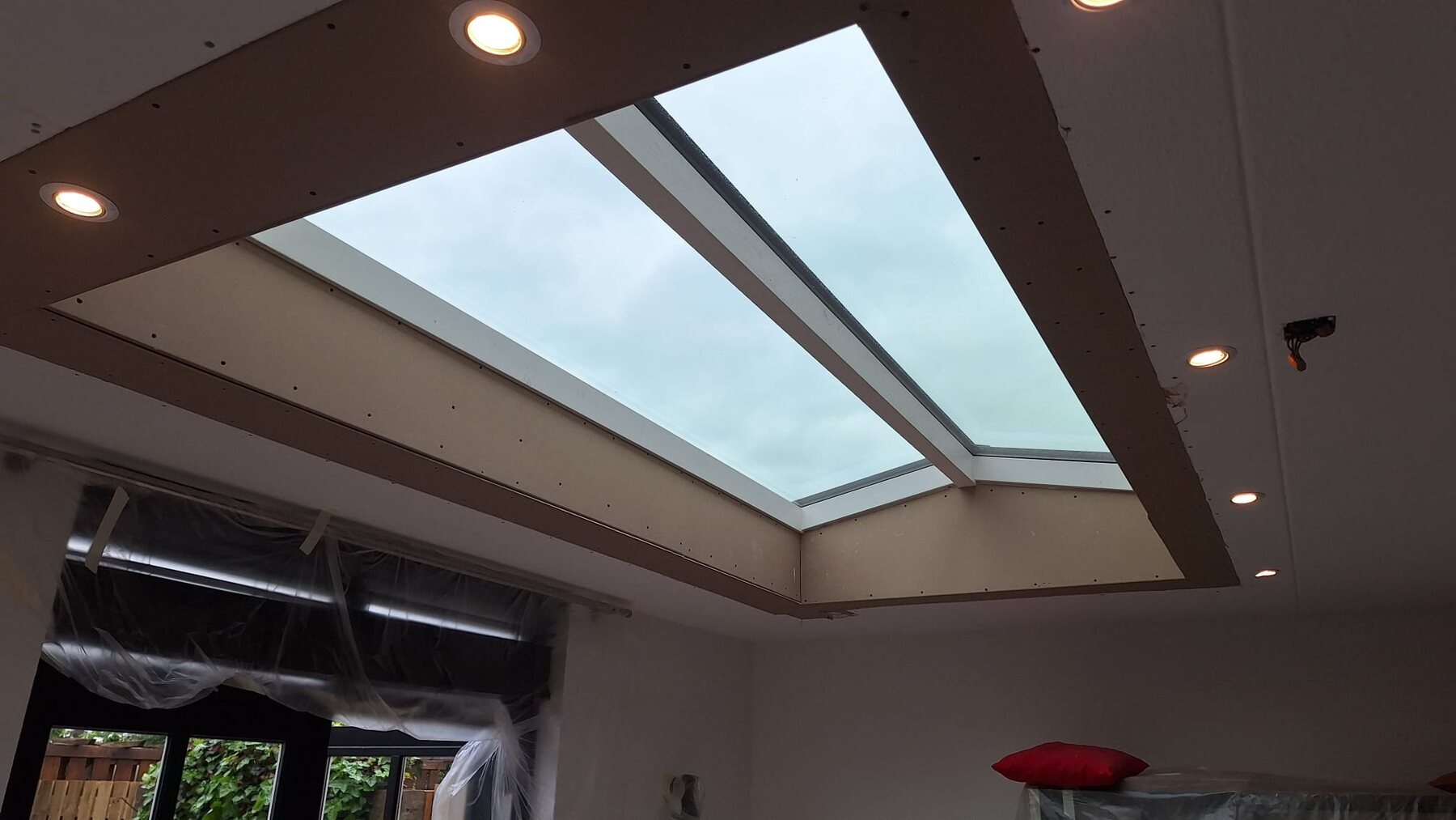 Grote maatwerklichtstraat met rustige glasvlakken boven een interieur