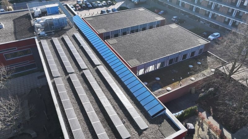 Lange lineaire lichtstraat tussen meerdere gebouwen