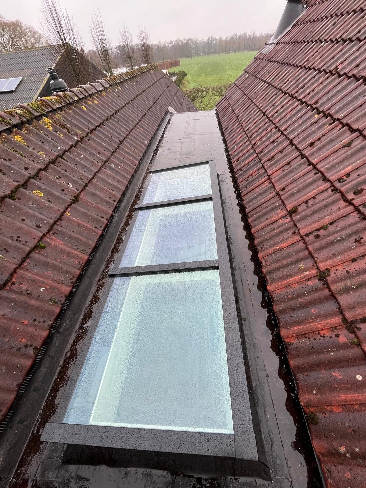 Maatwerklichtstraat geïntegreerd tussen twee hellende pannendaken