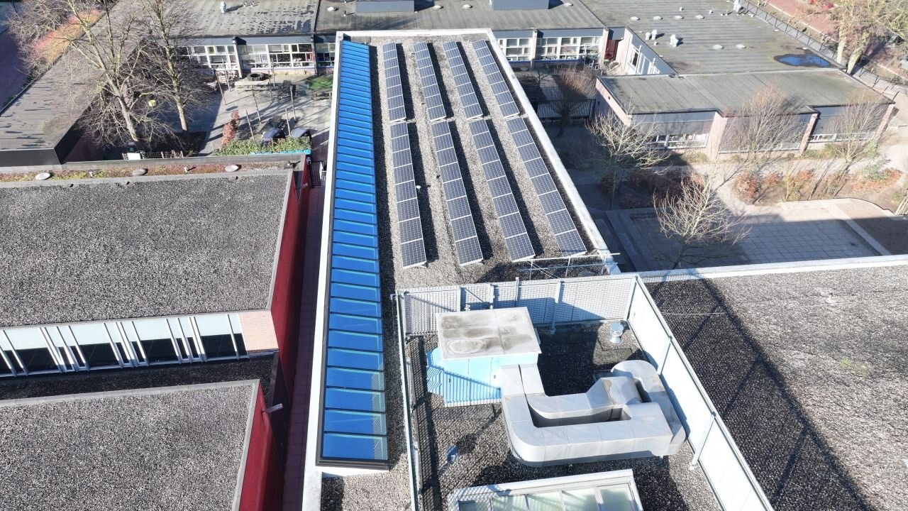 Lange lichtstraat op het dak van een utiliteitsgebouw