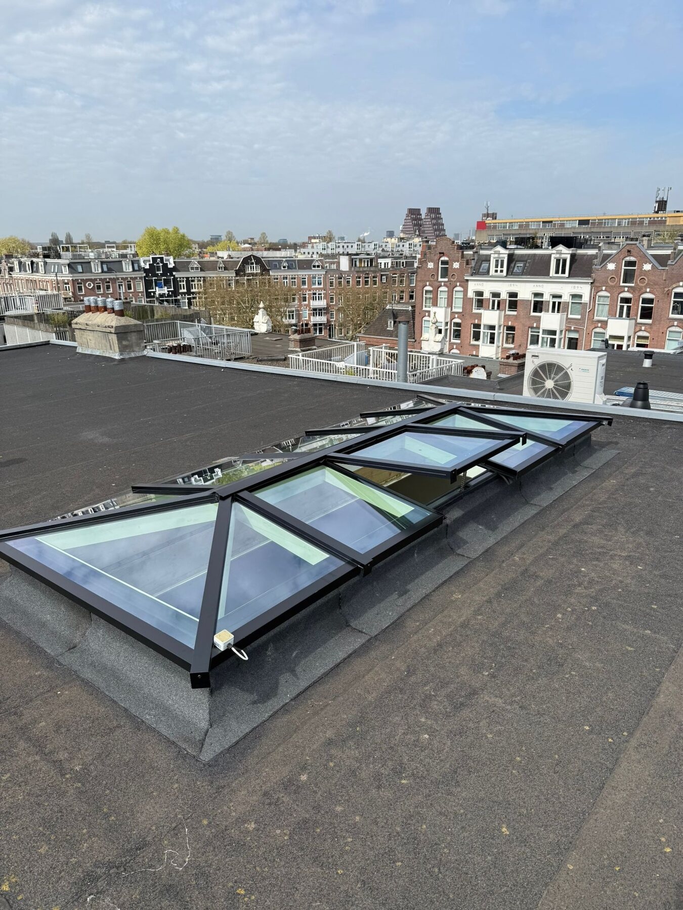 Maatwerklichtstraat op een stadsdak met meerdere geopende ventilatiedelen