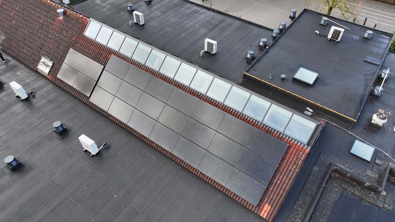 Lange lichtstraat naast zonnepanelen op een bestaand bedrijfsdak