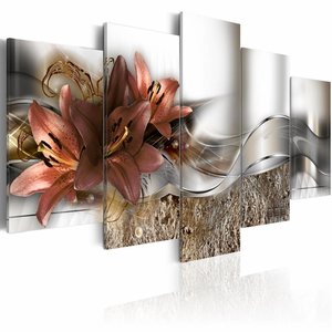 Schilderij - Lily Marsala en abstractie, 5 luik, Bruin/Wit, 2 maten, Premium print Schilderij - Lily Marsala en abstractie, 5 luik, Bruin/Wit, 2 maten, Premium print