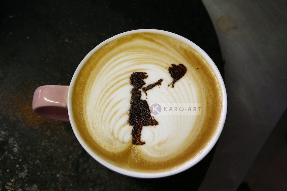 Schilderij - Banksy, meisje met ballon, Hoop, Latte Art , Beige Bruin , 3 maten , Wanddecoratie afbeelding