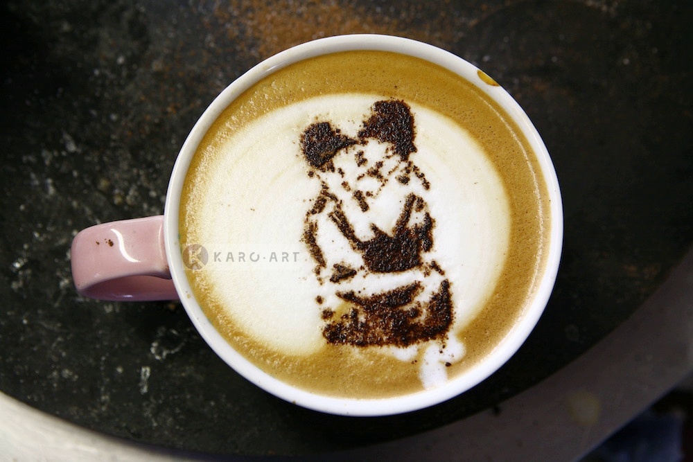 Schilderij - Banksy, Kussende agenten, Latte Art , Beige bruin , 3 maten , Wanddecoratie afbeelding