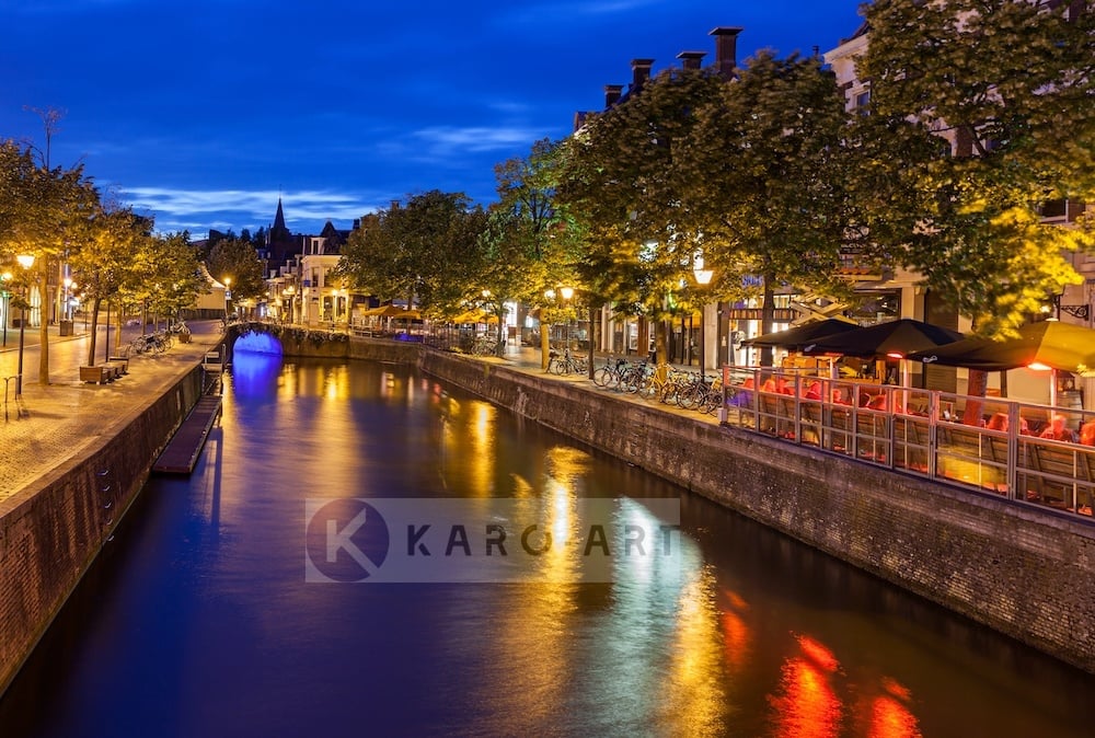 Schilderij - Leeuwarden centrum in de avond , Multikleur , 3 maten , Premium print afbeelding