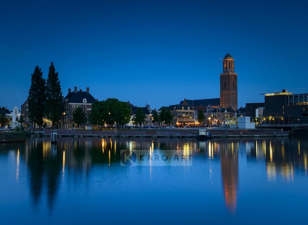 Schilderij - Zwolle in de avond , Multikleur , 3 maten , Premium print afbeelding