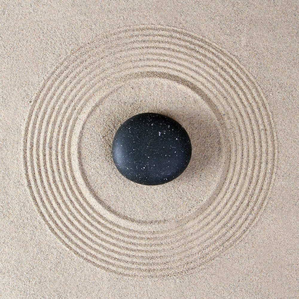 Schilderij - Zen steen in het zand, inspiratie , beige Zwart , 3 maten , Premium Print afbeelding