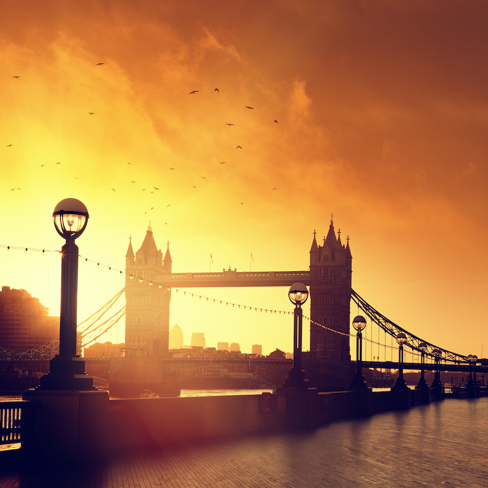 Schilderij - Tower Bridge bij zonsondergang, Londen , Oranje zwart , 3 maten , Wanddecoratie afbeelding