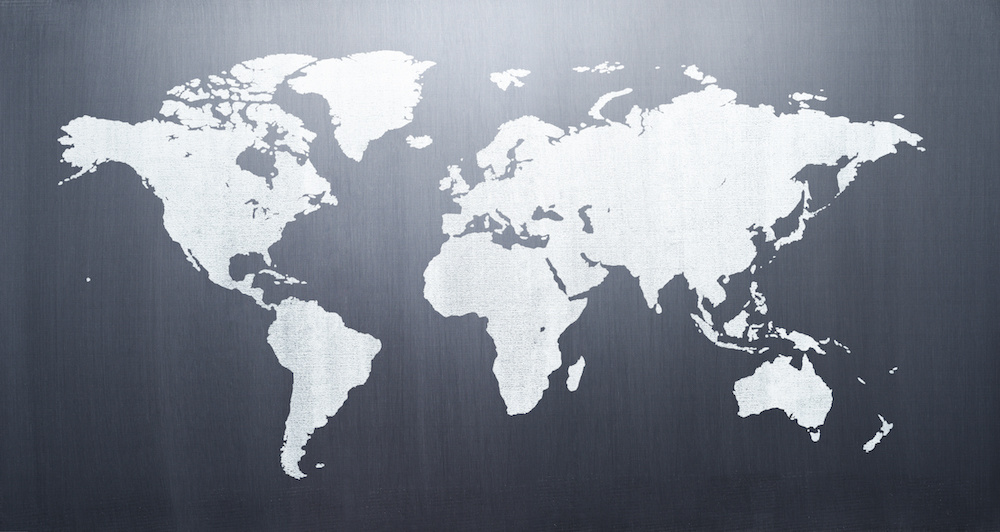 Schilderij - Wereldkaart op schoolbord, 120x60, Premium print afbeelding
