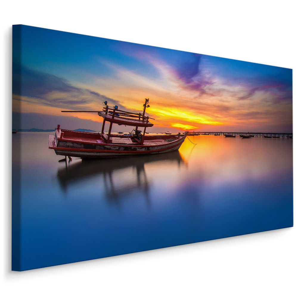 Schilderij - Boot op een meer bij zonsondergang , Wanddecoratie , Premium print afbeelding