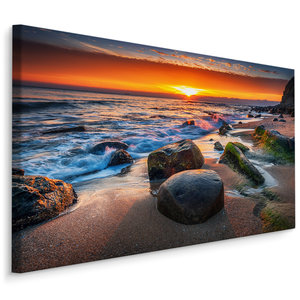 Schilderij -  Strand met rotsen met zonsondergang  , Wanddecoratie , Premium print