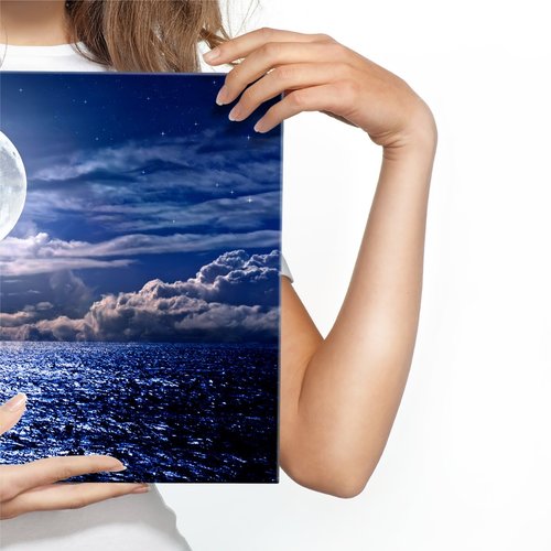 Schilderij - Volle maan boven de zee, blauw/wit, scherpe print Schilderij - Volle maan boven de zee, blauw/wit, scherpe print