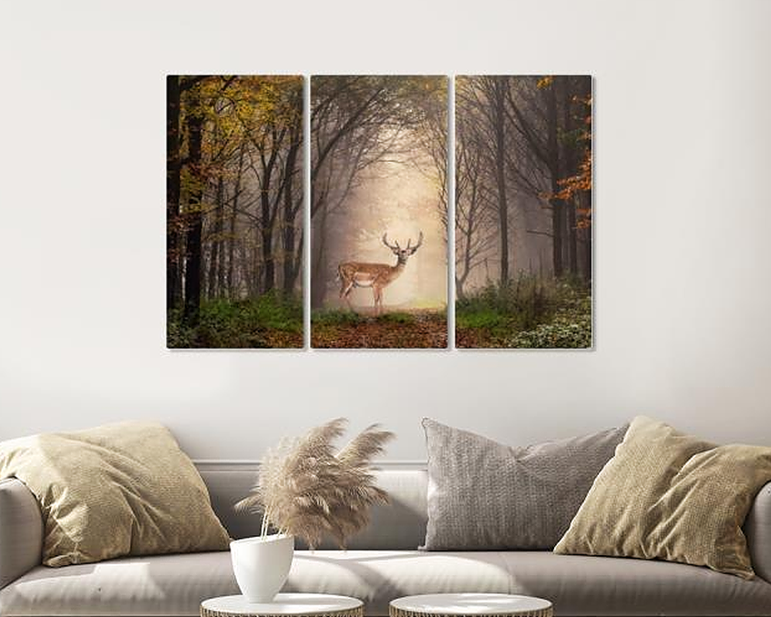 Schilderij - Hert in het bos, 120x80cm, 3 luik, premium print afbeelding