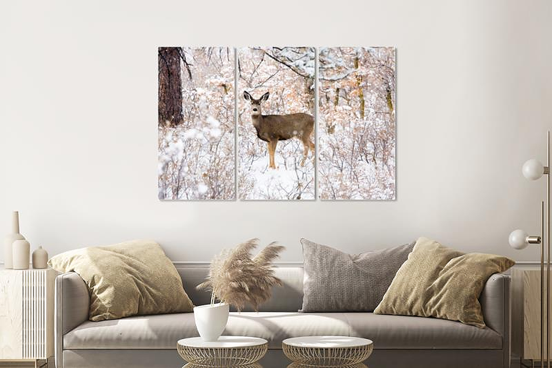 Schilderij - Hert in de winter, 120x80cm, 3 luik, premium print afbeelding
