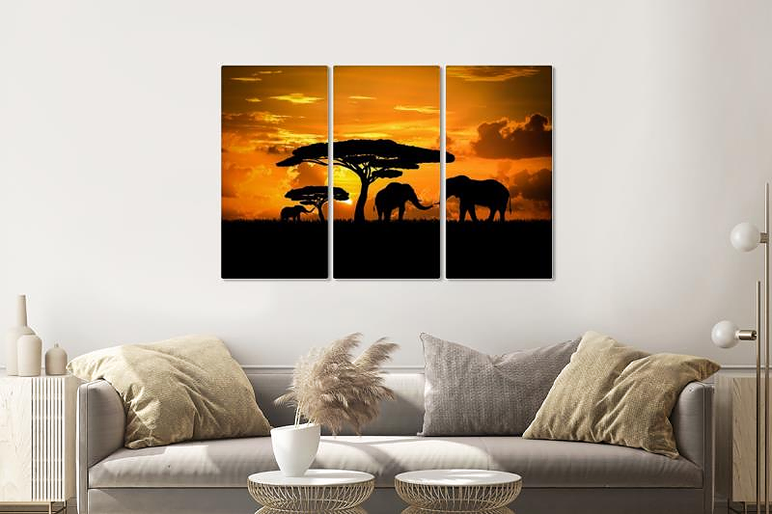 Schilderij - Olifanten familie bij zonsondergang, 120x80cm, 3 luik, premium print afbeelding