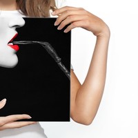 Schilderij - Vrouw met zweep, zwart-wit/rood, 4 maten, premium print Schilderij - Vrouw met zweep, zwart-wit/rood, 4 maten, premium print