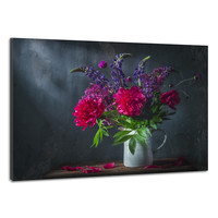 Karo-art Schilderij -Klassiek stilleven met mooi paars pioen en lubesoin bloemen boeket in witte kruik. 100x70cm.