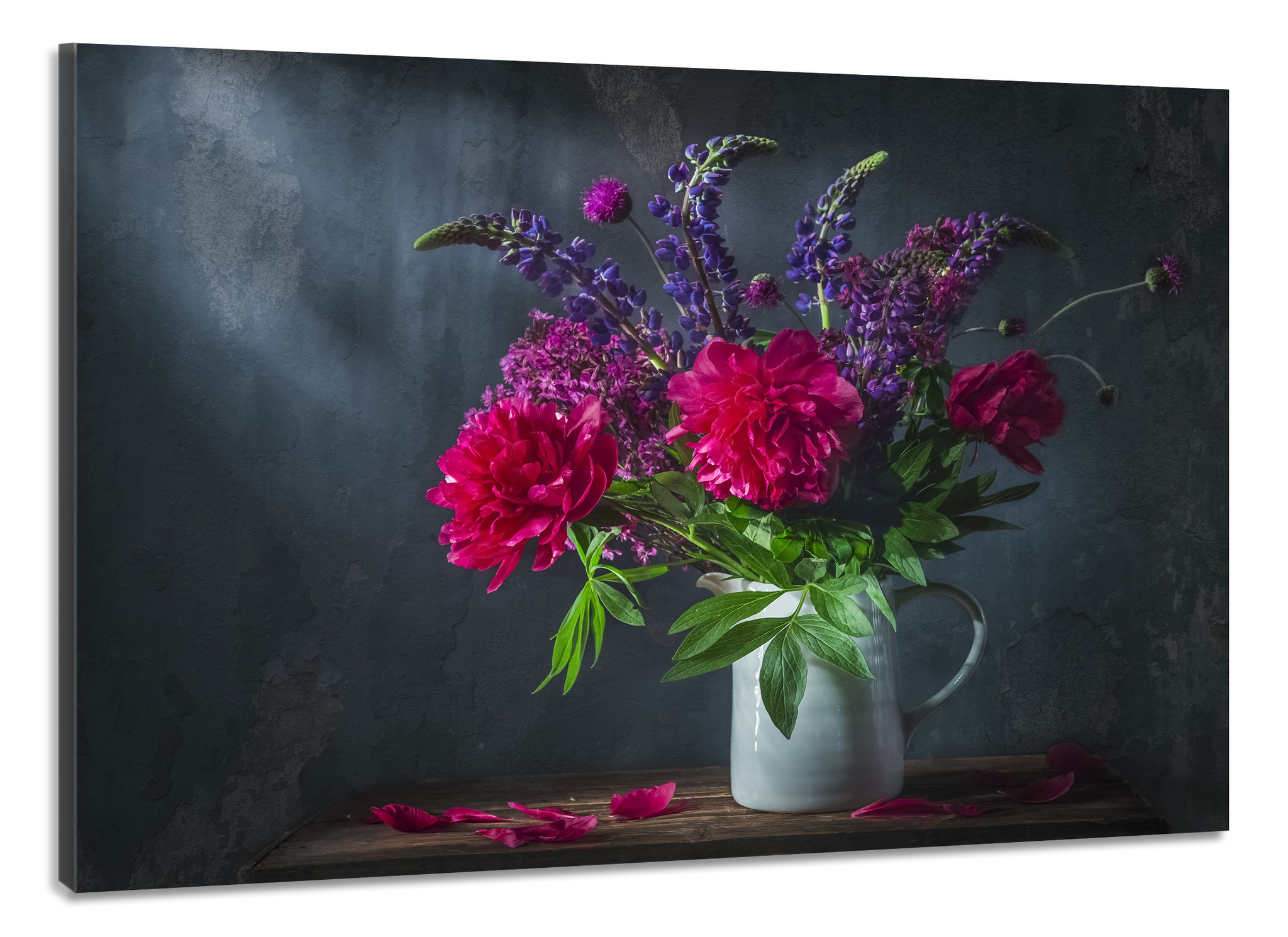 Schilderij -Klassiek stilleven met mooi paars pioen en lubesoin bloemen boeket in witte kruik. 100x7