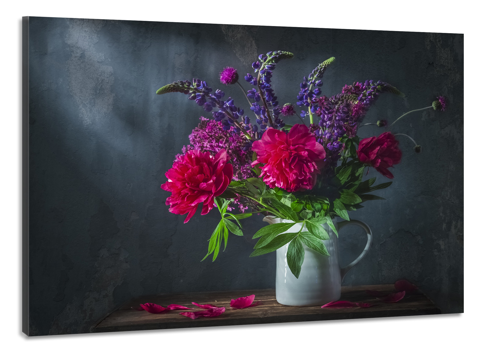 Schilderij -Klassiek stilleven met mooi paars pioen en lubesoin bloemen boeket in witte kruik. 100x70cm. afbeelding