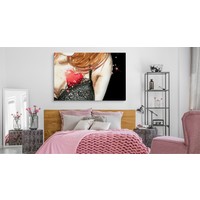 Schilderij - Vrouw met geschilderd hart (print op canvas), premium print