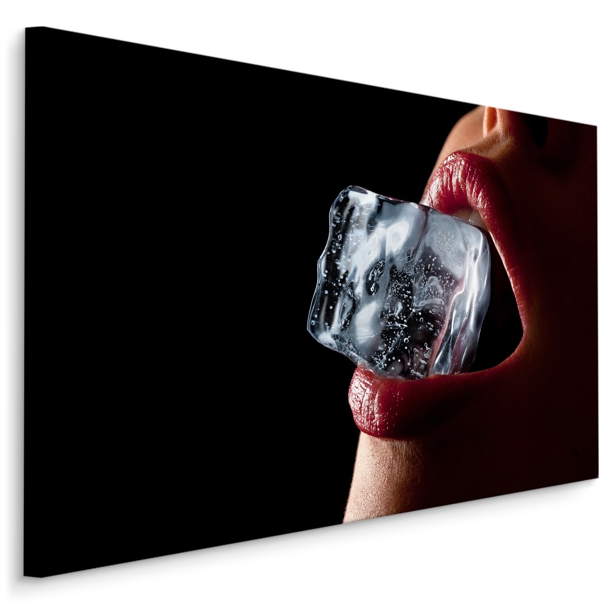 Schilderij - IJsblokje tussen lippen, premium print afbeelding
