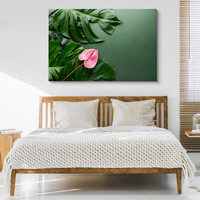 Schilderij - Roze bloem met Monstera Bladeren, Premium Print