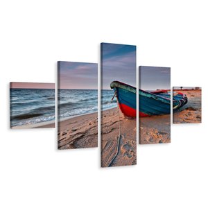 Schilderij - Gekleurde Boot op het Strand, Premium Print