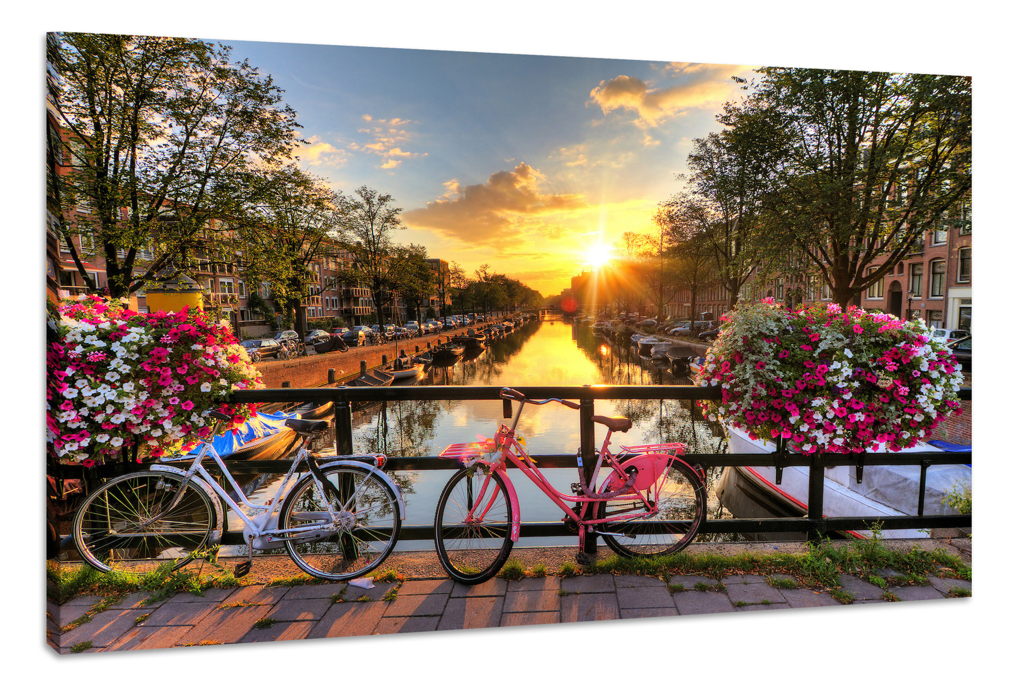 Schilderij - Zonnig Amsterdam, Fietsen en Gracht, Premium Print, Wanddecoratie afbeelding