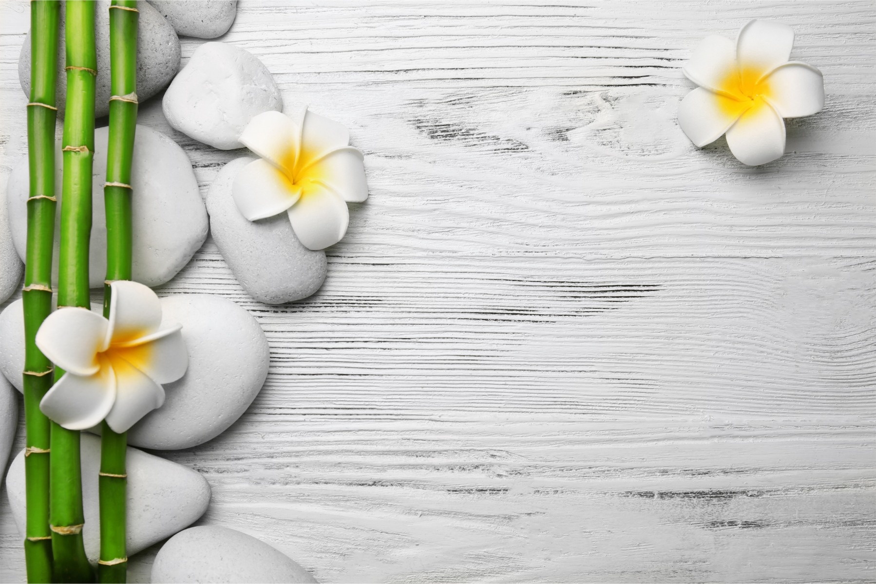 Fotobehang - Witte Planken met stenen en Bloemen, Spa, in 11 maten, inclusief behanglijm