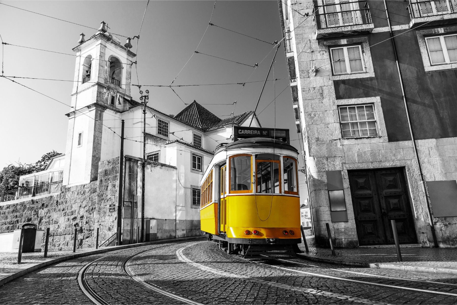 Fotobehang - Tram in een historische wijk in Lissabon, Gele tram tegen zwart witte achtergrond, 11 maten, incl behanglijm afbeelding