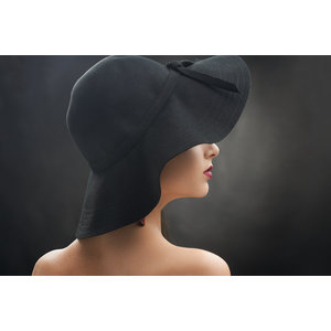 Karo-art Schilderij - Elegante vrouw met zwarte hoed, Stijlvol, Premium Print, wanddecoratie