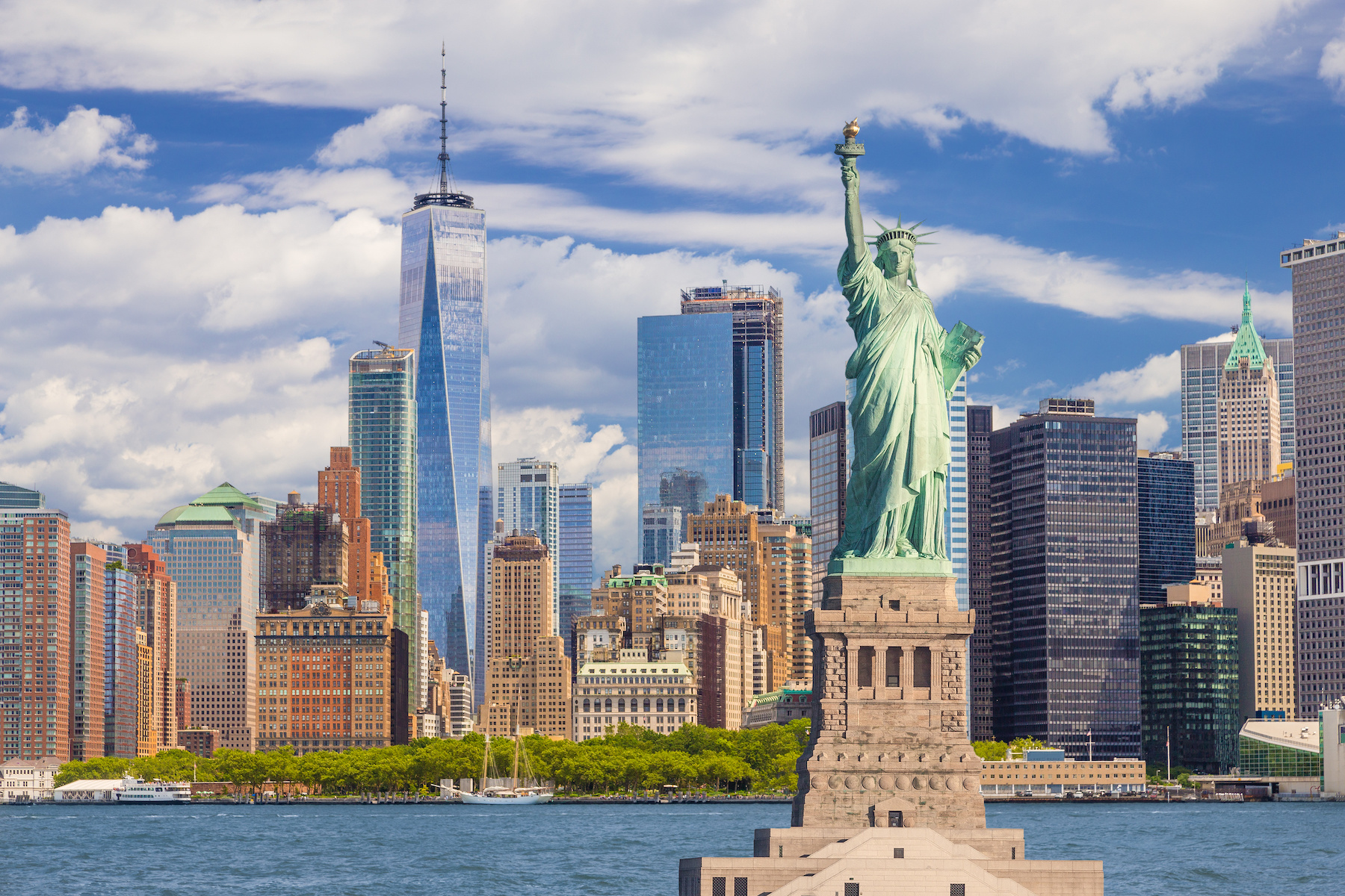 Schilderij - Vrijheidsbeeld, zicht op New York City, 2 maten , Multikleur , Premium print afbeelding