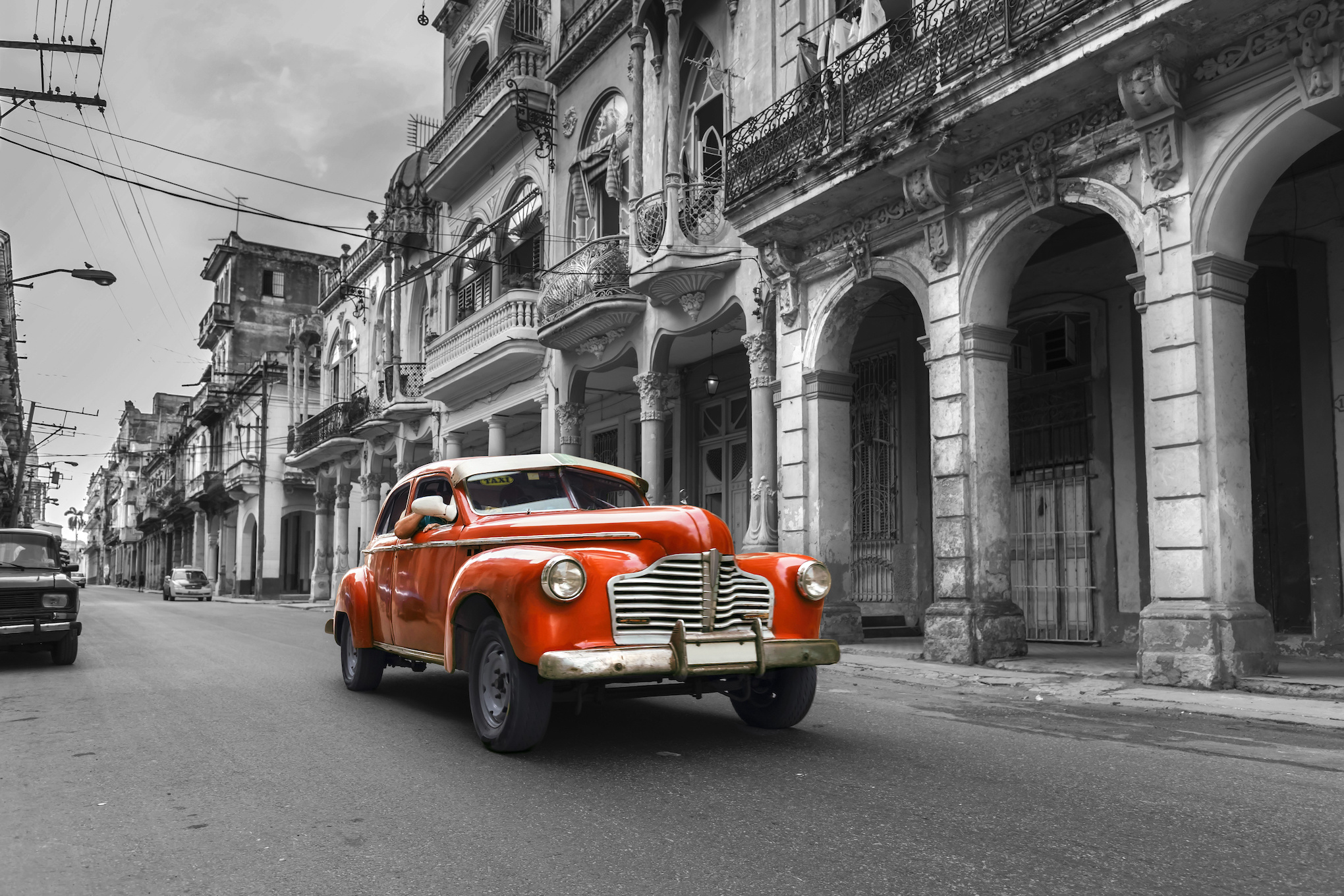 Schilderij - Rode oldtimer in de straten van Havana, Cuba, Zwart wit rood , 2 maten , Premium print afbeelding