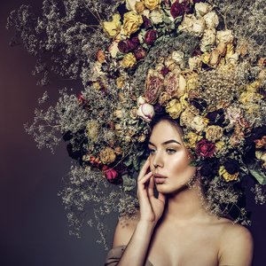 Foto Glas Art - Glasschilderij Vrouw met Bloemen in het haar, 80x80cm. prachtig voor in woonkamer en slaapkamer