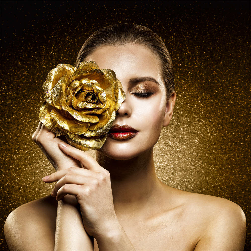 Foto Glas Art - Vrouw met gouden bloem voor haar oog,80x80cm, prachtig voor in de woon en of slaapkamer, inclusief ophang materiaal. afbeelding