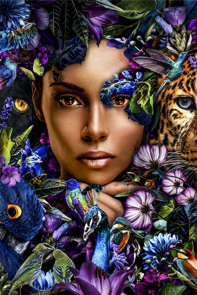 Foto Glas Art - Vrouw tussen dieren en planten blauw/paars,80x120cm, zwart/wit, prachtig voor in de woon en of slaapkamer, inclusief ophang materiaal.