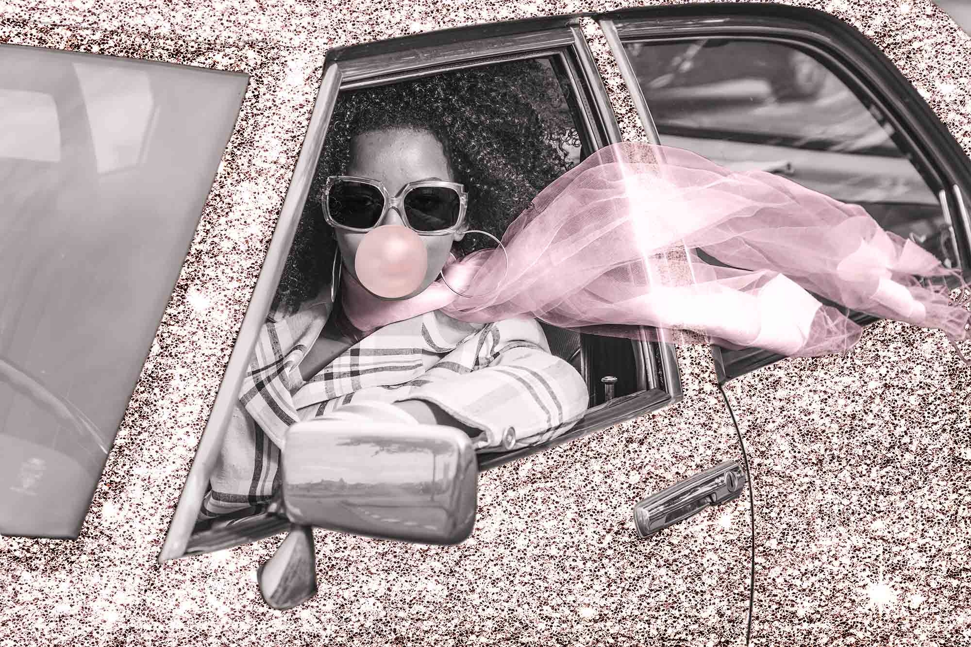 Foto Glas Art - Vrouw in auto met roze sjaal, 80x120, prachtig voor in de woon en of slaapkamer, inclusief ophang materiaal. afbeelding